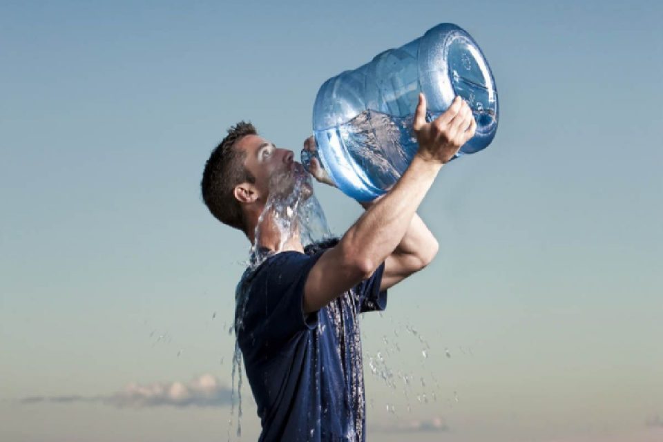 The dangers of drinking a lot of water, hyponatremia